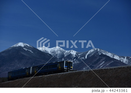 北杜市小淵沢町、冬の八ヶ岳の麓大カーブを行く小海線ハイブリッド列車 北杜市小淵沢町、冬の八ヶ岳の麓大カーブを行く小海線ハイブリッド列車 44243361