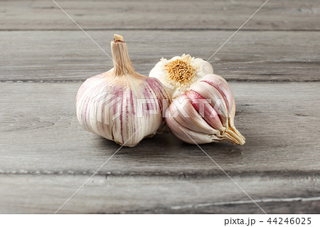 Garlic bulbs, purple cloves under cracked skin 44246025