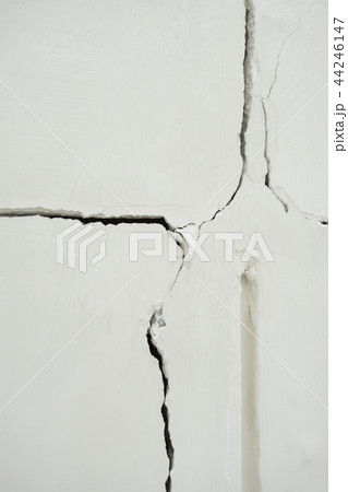 Home problem building problem wall cracked problem 44246147