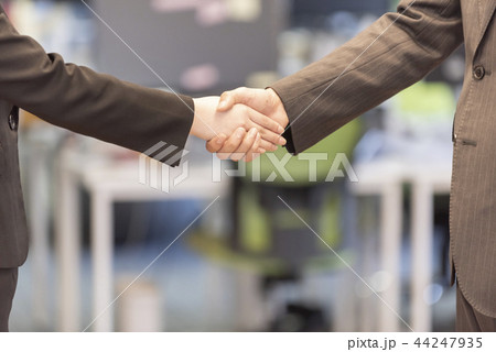 握手　男性　ビジネス　 44247935