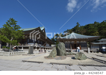 摩耶山　天上寺の摩耶夫人堂と金堂 44248547