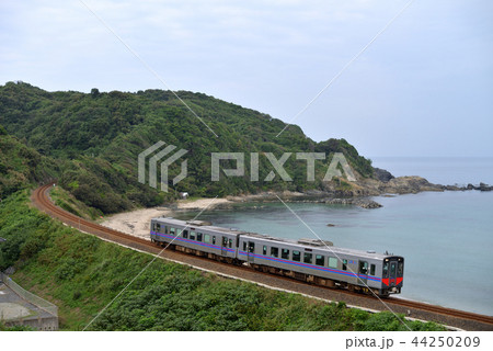 島根県の日本海沿いを走るキハ126系普通2両 島根県の日本海沿いを走るキハ126系普通2両 44250209
