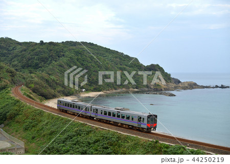 島根県の日本海沿いを走るキハ126系普通2両 44250219