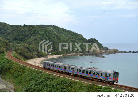 島根県の日本海沿いを走るキハ126系普通2両 44250220