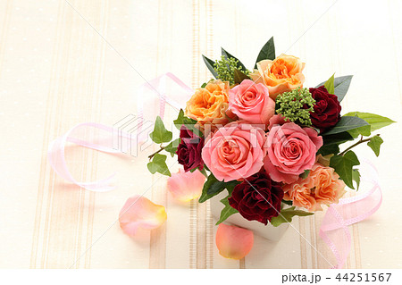 秋色のバラアレンジ 44251567