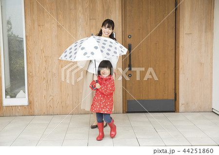 雨の日の家族 44251860