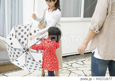 雨の日の家族 雨の日の家族 44251877