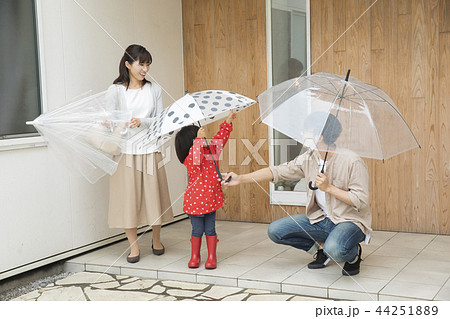 雨の日の家族 雨の日の家族 44251889