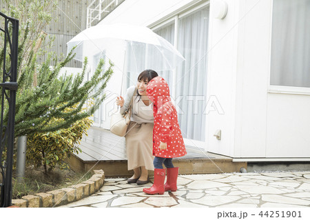 雨の日の家族 44251901