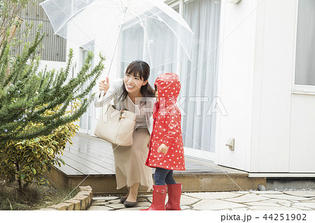 雨の日の家族の写真素材