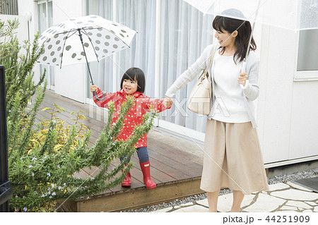 雨の日の家族の写真素材