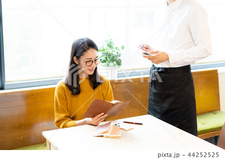 カフェ　女性　ライフスタイル 44252525