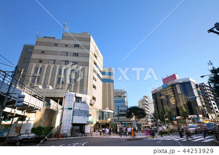 日本の東京都市景観　恵比寿駅など、街並みを望む 44253929