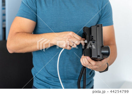 Specialist connects the phone to the network, VoIP Specialist connects the phone to the network, VoIP 44254799