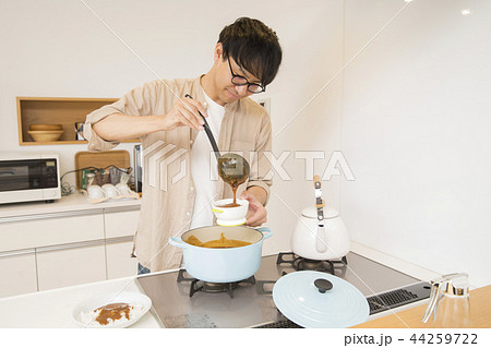 子どもにカレーをよそうパパ 44259722