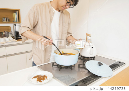 子どもにカレーをよそうパパ 子どもにカレーをよそうパパ 44259723