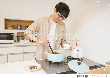 子どもにカレーをよそうパパ 44259724