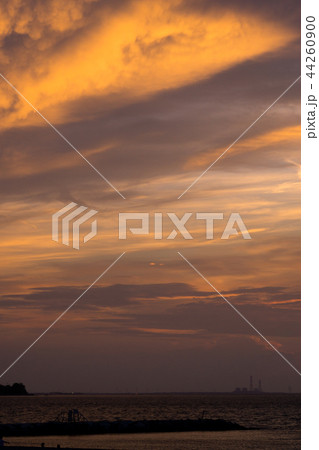 夕焼け空 海 背景素材の写真素材