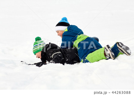 happy little boys playing outdoors in winter happy little boys playing outdoors in winter 44263088