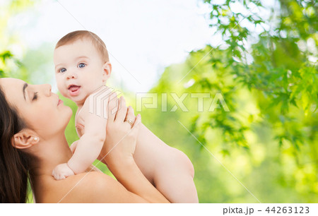 mother with baby over green natural background 44263123