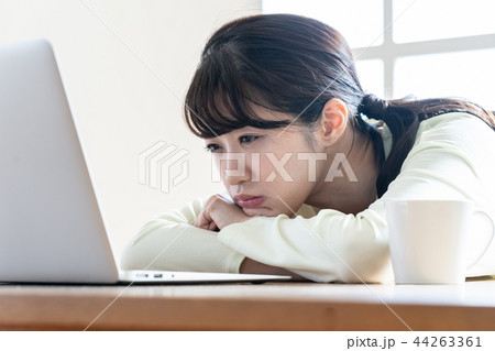 仕事に疲れた女性 44263361