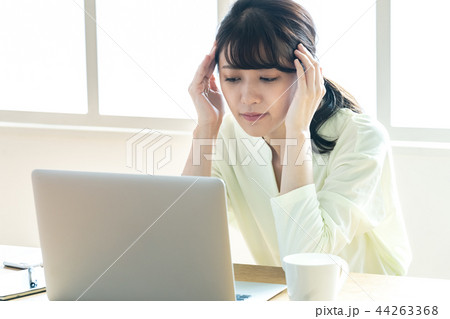 仕事に疲れた女性 44263368