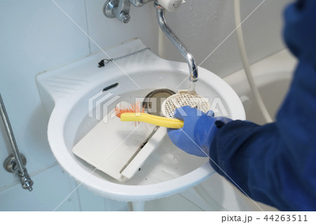 ハウスクリーニング・清掃・バスルームの排水口の栓　 44263511