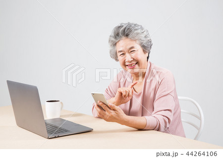 高齢者 老人 女性 44264106