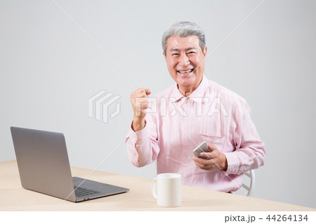 高齢者 老人 コンピュータ 44264134