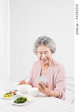 高齢者 老人 女性 44264203