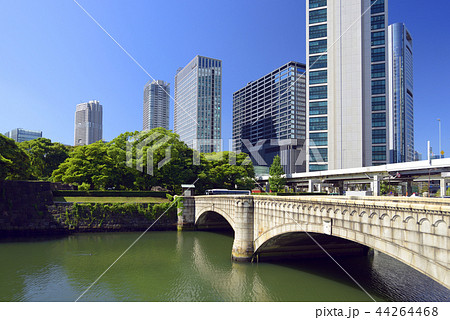 【東京都中央区銀座】 汐先橋付近、築地川と浜離宮大手門橋 44264468