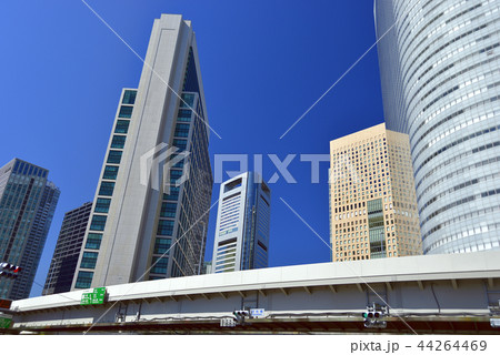 【東京都中央区銀座】 汐先橋交差点、首都高速道路とビル群 44264469