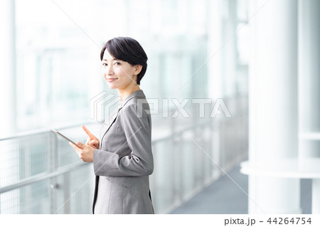 ビジネスウーマン（タブレット）　女性会社員 44264754
