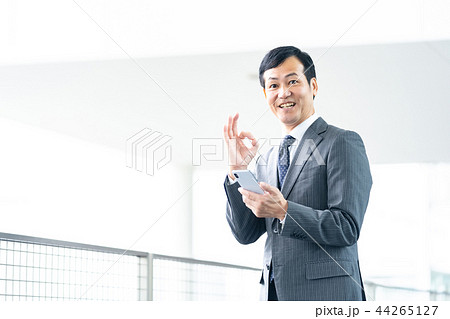男性会社員　ミドルのビジネスマン　 44265127