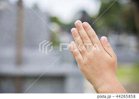 お墓参り子供手元イメージ お墓参り子供手元イメージ 44265858