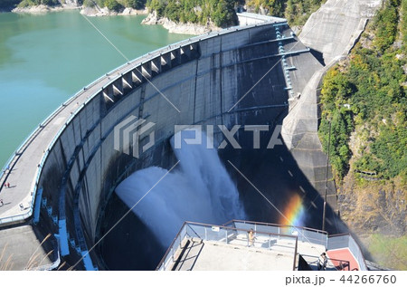 紅葉に包まれた黒部ダム 44266760