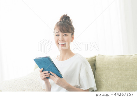 young woman 44267257