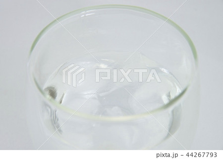 氷と液体が入ったグラス 44267793
