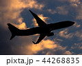 夕焼けと飛行機 44268835