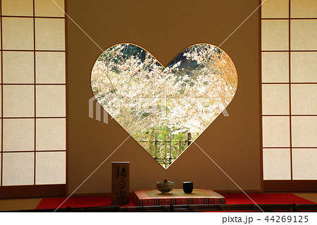 正寿院　ハートの窓と桜 44269125