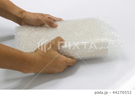 Hand man hold bubble wrap protection product crack Hand man hold bubble wrap protection product crack 44270552