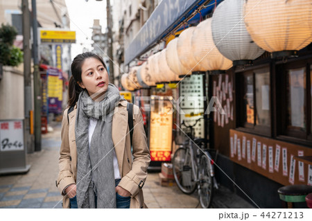 attractive lady finding restaurant for lunch 44271213