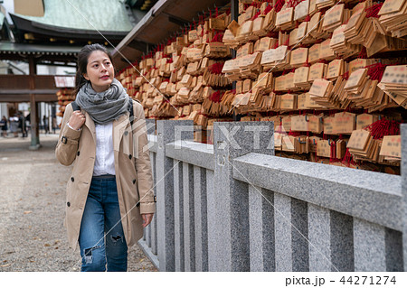 pretty lady walking through the praying wall 44271274