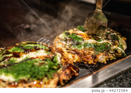 chef use spatula to cut okonomiyaki 44272564