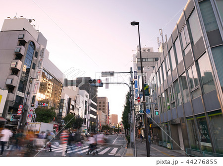 日本の東京都市景観　目白通りからの街並みを望む（目白駅を出て左側） 44276855