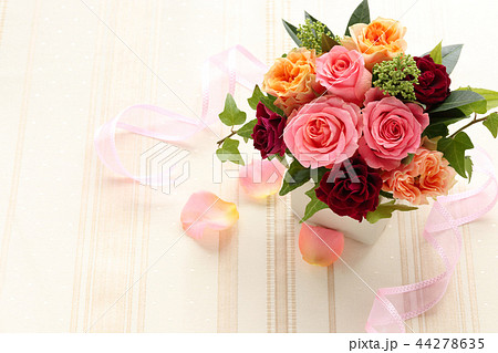 秋色のバラアレンジ 44278635