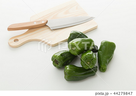 ピーマンと調理道具 44279847