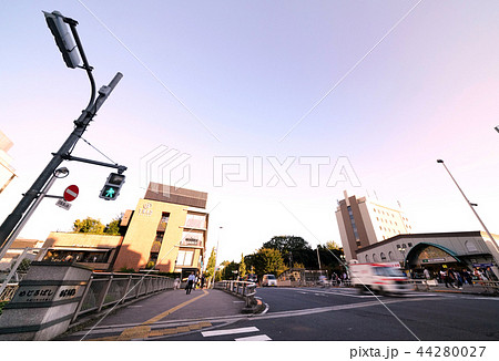 日本の東京都市景観　目白橋と目白駅など、街並みを望む 44280027