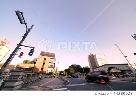 日本の東京都市景観　目白橋と目白駅など、街並みを望む 44280028