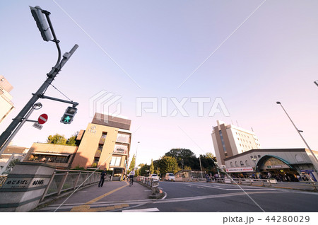 日本の東京都市景観　目白橋と目白駅など、街並みを望む 44280029